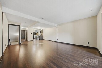 2705 N Center St in Hickory, NC - Foto de edificio - Building Photo