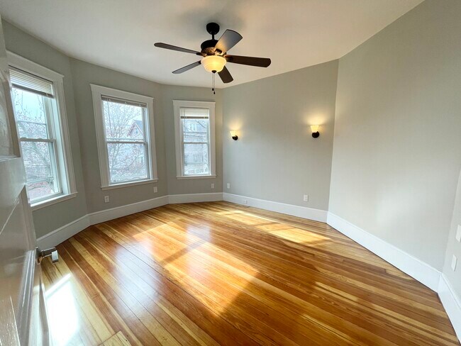 159 Boston St, Unit 1 in Boston, MA - Building Photo - Building Photo
