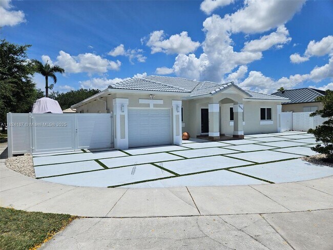 8899 NW 175th St in Hialeah, FL - Building Photo - Building Photo