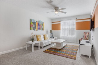 4743 Kings Castle Cir in Kissimmee, FL - Foto de edificio - Building Photo