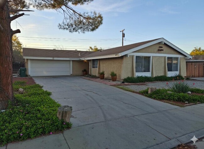 44315 Gingham Ave in Lancaster, CA - Building Photo - Building Photo