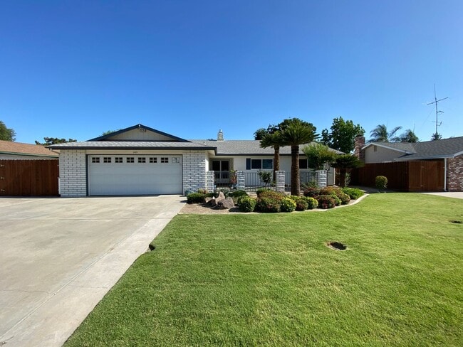 1143 W Evergreen Ct in Visalia, CA - Building Photo - Building Photo