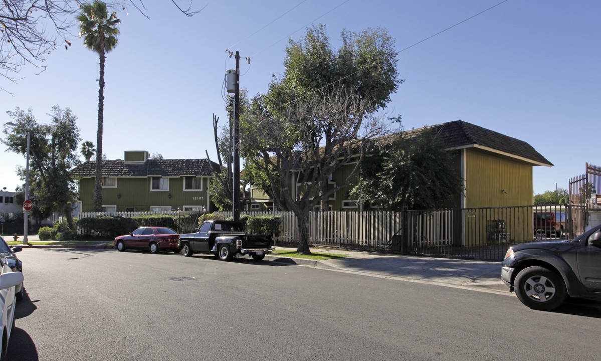 12107 El Dorado Ave in Sylmar, CA - Building Photo