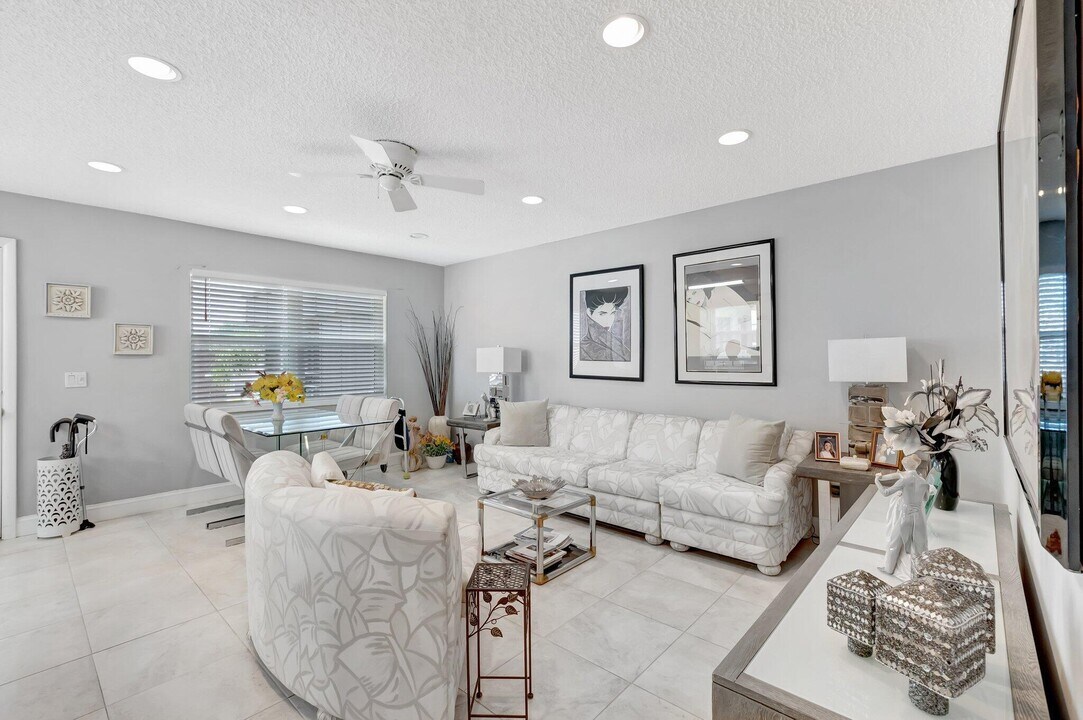 422 Normandy Ln in Delray Beach, FL - Building Photo
