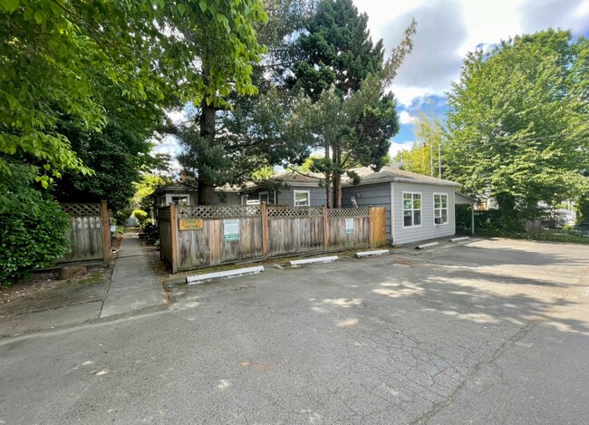 8888 SW Cashmur Ln in Portland, OR - Building Photo - Building Photo