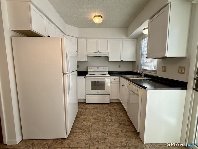 22 Dartmouth Dr in Groton, CT - Building Photo - Building Photo