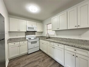 2221 Monroe St in Hollywood, FL - Building Photo - Building Photo