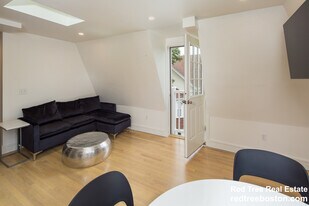 92 Brown St, Unit 1 in Waltham, MA - Building Photo