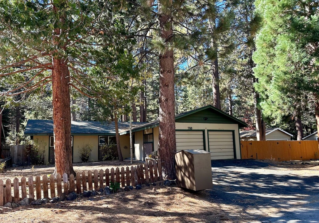 760 Patricia Ln in South Lake Tahoe, CA - Foto de edificio