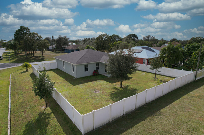 901 SW Connecticut Terrace in Port St. Lucie, FL - Building Photo - Building Photo