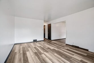 8610 W Potomac Ave in Milwaukee, WI - Foto de edificio - Building Photo