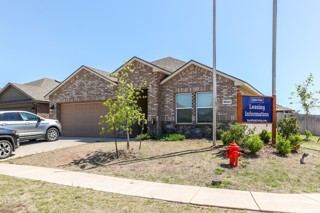 Sara Park in Mustang, OK - Foto de edificio