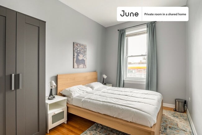 property at 1001 N Damen Ave