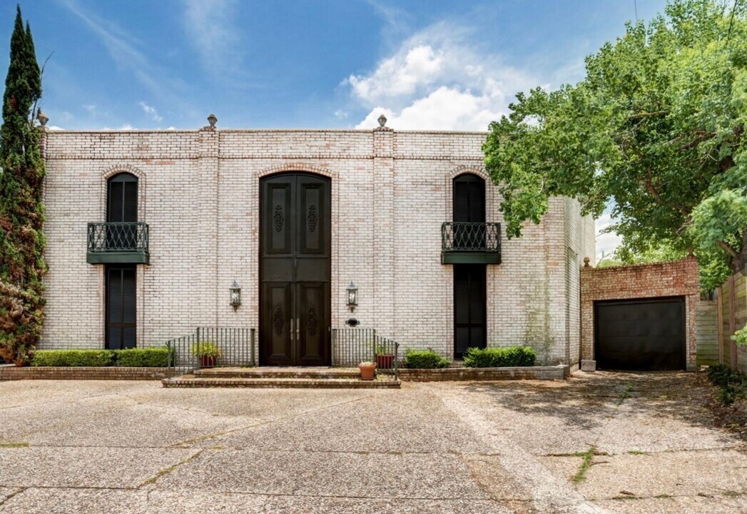 7937 Woodway Dr in Houston, TX - Building Photo