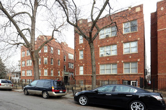 Albany Park Courtyard Apartment in Chicago, IL - Building Photo - Building Photo