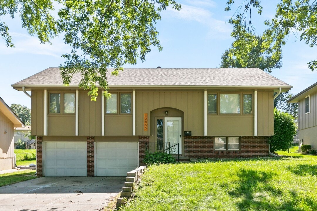 12865 Valley St in Omaha, NE - Building Photo