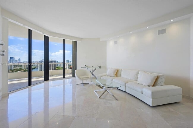 20191 E Country Club Dr in Aventura, FL - Building Photo - Building Photo