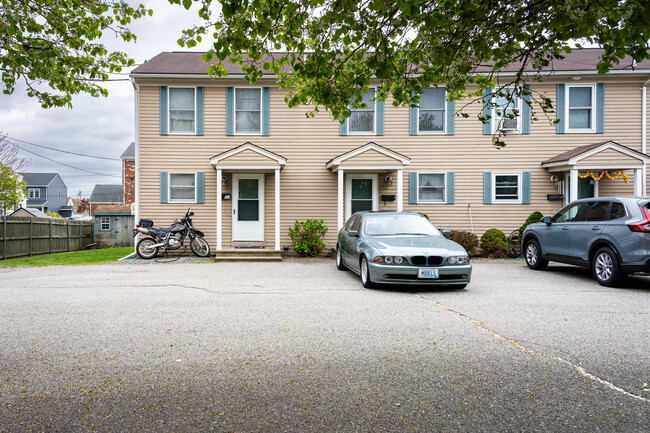 Sharon Village in Cranston, RI - Foto de edificio - Building Photo