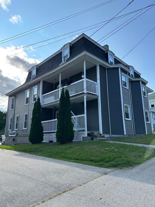 42-48-48 Broadway in Pembroke, NH - Foto de edificio