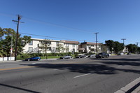 Garden Terrace in Northridge, CA - Foto de edificio - Building Photo