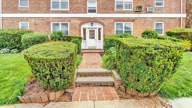221 Middle Neck Rd in Great Neck, NY - Building Photo - Building Photo