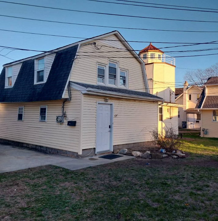 429 Guy Lombardo Ave in Freeport, NY - Foto de edificio