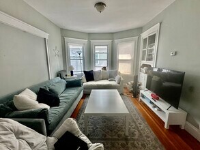 20 Curtis Ave, Unit 2 in Somerville, MA - Foto de edificio - Building Photo