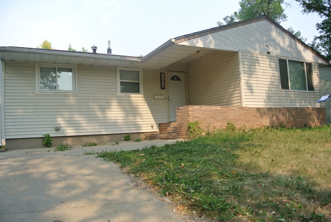 1040 W Central Ave in Minot, ND - Building Photo