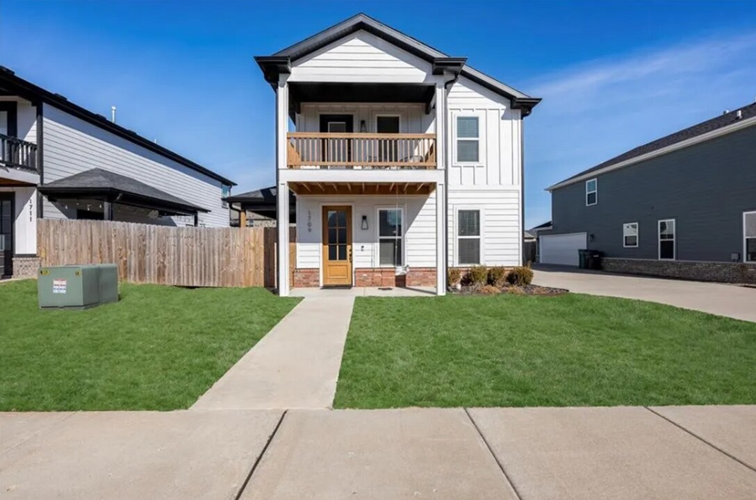 1709 W Whitney Ln in Rogers, AR - Building Photo