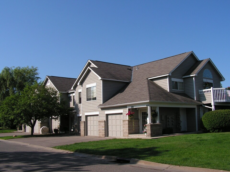Hazeltine Shores in Chaska, MN - Building Photo