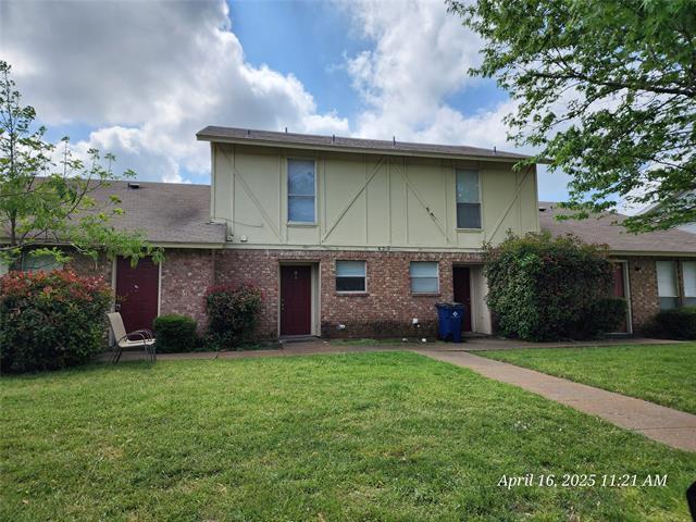 429 SW Thomas St in Burleson, TX - Building Photo