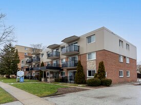 Elkhart Manor in Sarnia, ON - Building Photo