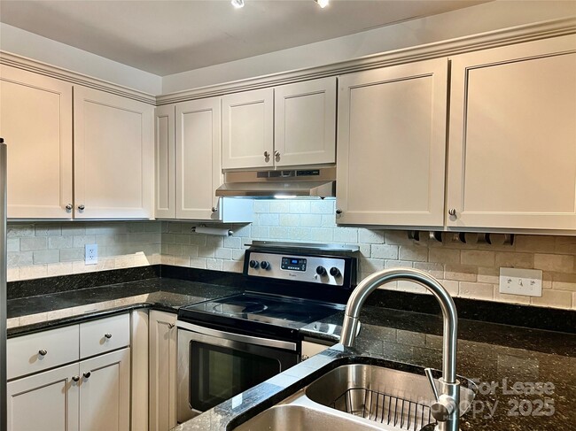 3306 Selwyn Farms Ln in Charlotte, NC - Building Photo - Building Photo