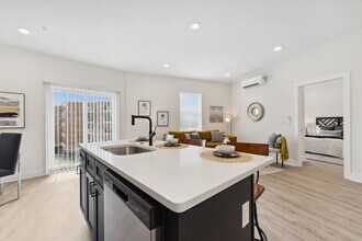 6832 Ridge Ave in Philadelphia, PA - Foto de edificio - Building Photo