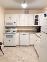 709 Lori Dr-Unit -110 in Palm Springs, FL - Foto de edificio - Building Photo