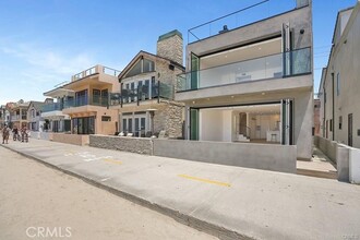 2404 W Oceanfront in Newport Beach, CA - Building Photo - Building Photo