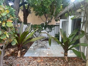 417 SW 11th Ave, Unit Guest Cottage in Miami, FL - Building Photo - Building Photo