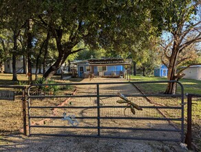 391 Gina Cir in Granbury, TX - Foto de edificio - Building Photo