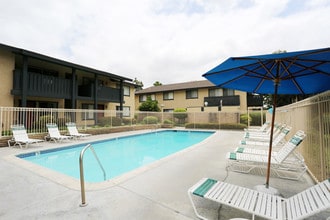 Glen Oaks Apartments in Anaheim, CA - Foto de edificio - Building Photo
