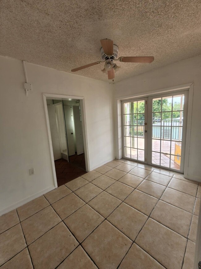 120 NW 43rd Pl in Miami, FL - Building Photo - Building Photo