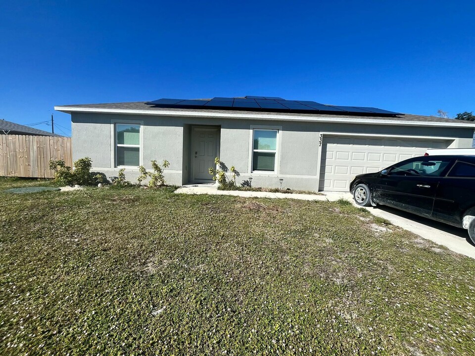 337 SE Starfish Ave in Port St. Lucie, FL - Building Photo