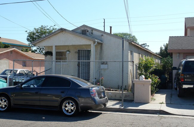 332 Sycamore St in Santa Paula, CA - Foto de edificio - Building Photo