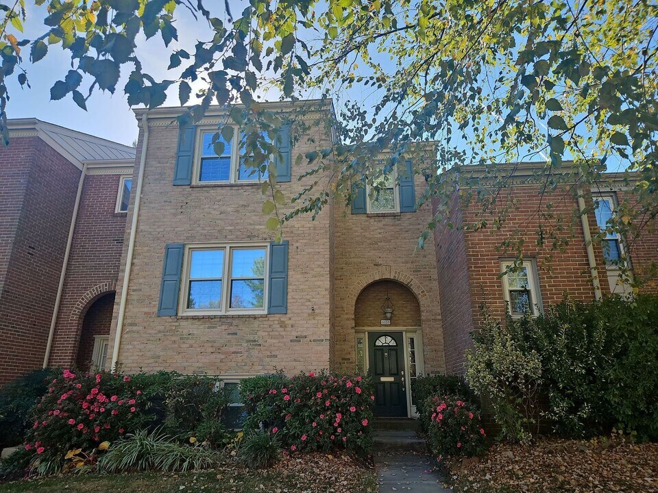 6651 Midhill Pl in Falls Church, VA - Building Photo