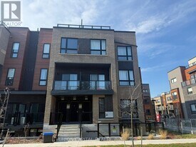 24 Lytham Grn Cir in Newmarket, ON - Building Photo