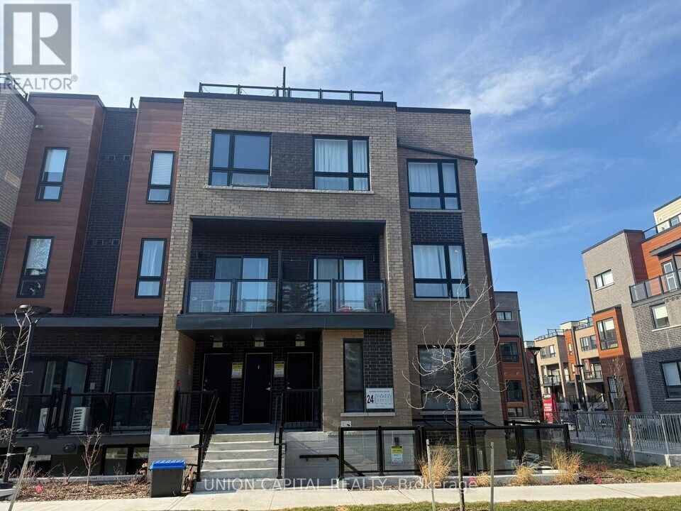 24 Lytham Grn Cir in Newmarket, ON - Building Photo