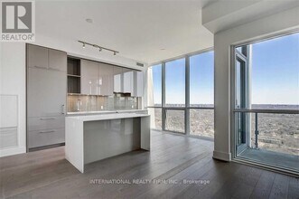 1 Yorkville Ave in Toronto, ON - Building Photo - Building Photo