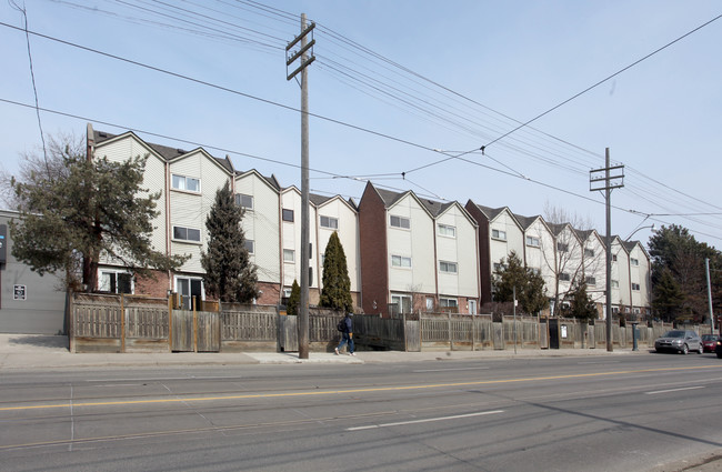 1666 Queen St E in Toronto, ON - Building Photo - Primary Photo