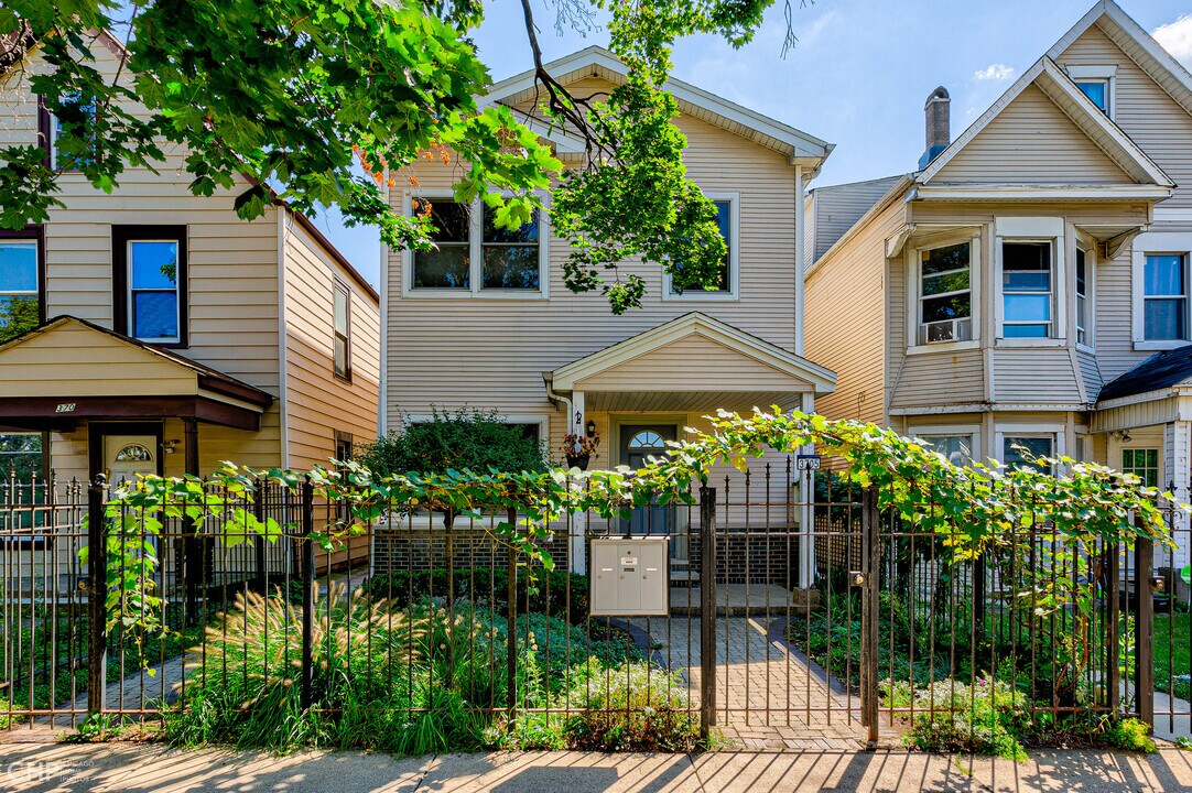 3705 W Palmer St, Unit 1 in Chicago, IL - Building Photo