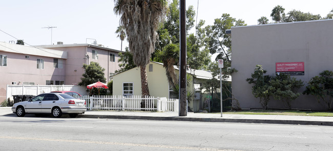 14802 Vanowen St in Van Nuys, CA - Foto de edificio - Building Photo