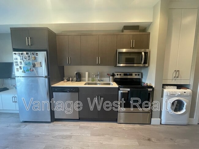 925 Leon Ave in Kelowna, BC - Building Photo - Building Photo